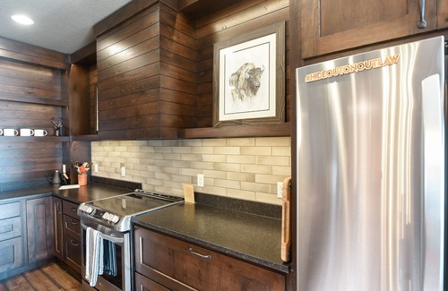 Lead Cabin | 5 En Suites for all Bedrooms! , 3720 Sq. Ft., Hot Tub, Fully Custom! Clubouse