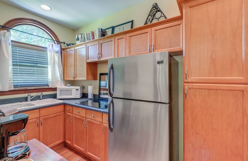 Franklin Cottage | 5 Mi to Dtwn: Serene Couple's Retreat in Franklin!