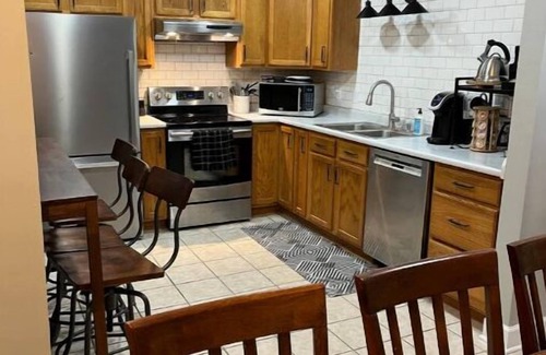 Dale House | 5 Miles from Holiday World sleeps 11+ —Family Escape