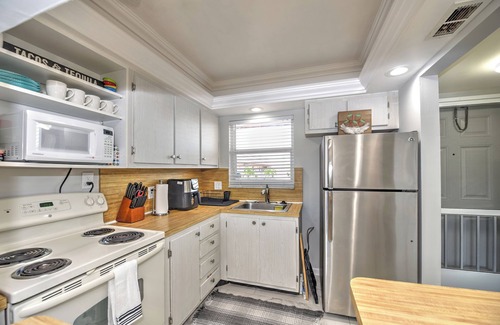Central Naples Apartment | 5 min to Beach, Pool, Golf, BBQ! 1-bedroom apartment, WiFi, AC in Naples