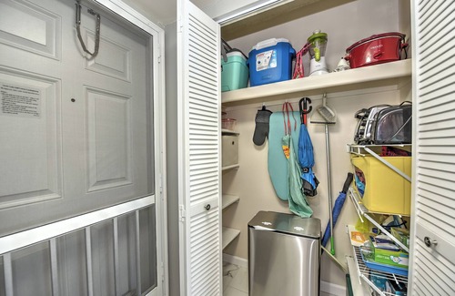 Central Naples Apartment | 5 min to Beach, Pool, Golf, BBQ! 1-bedroom apartment, WiFi, AC in Naples