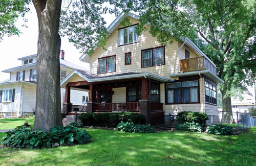 Davenport Apartment | 5 Min to DT *Beautiful 1923 Craftsman* 6 Beds+Desk