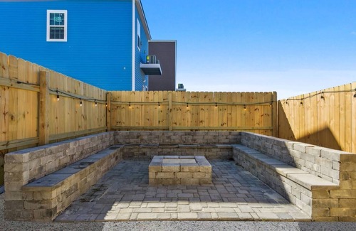 Tulane - Gravier House | 5 Min to FQ | Stylish 5BR | Outdoor Seating & Park