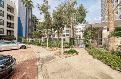 Willow Meadows/Willowbend Area Apartment | 5 Min to Galleria, Med Center & NRG Apt With Great Amenities & Near Everything!