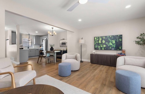 Northeast South Bend House | 5 min to ND! -> Everything NEW Game Day Graduation Move-In 5 BD Townhome