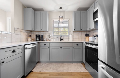 Northeast South Bend House | 5 min to ND! -> Everything NEW Game Day Graduation Move-In 5 BD Townhome