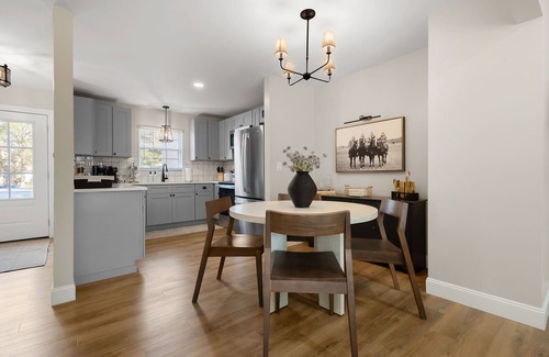 Northeast South Bend House | 5 min to ND! -> Everything NEW Game Day Graduation Move-In 5 BD Townhome