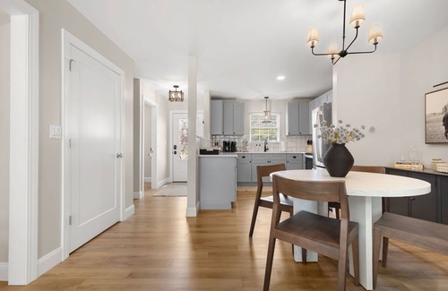 Northeast South Bend House | 5 min to ND! -> Everything NEW Game Day Graduation Move-In 5 BD Townhome