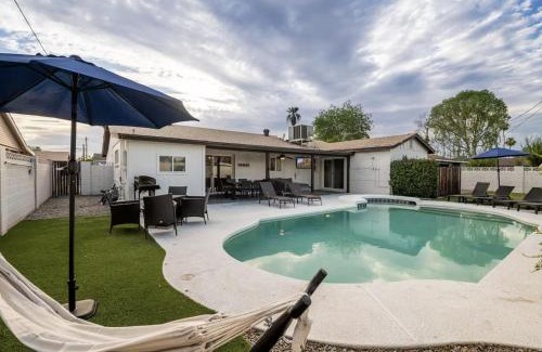 Papago Parkway House | 5 min to Old Town l Heated Pool