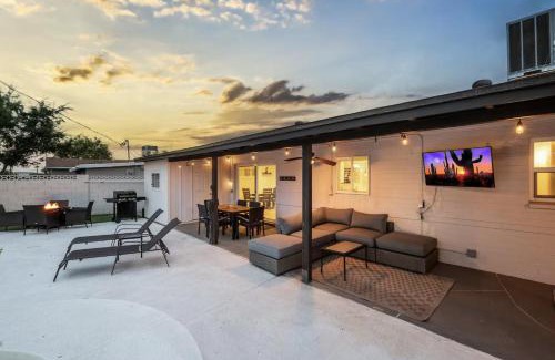 Papago Parkway House | 5 min to Old Town l Heated Pool