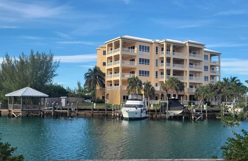Bahamas Terrace Condo | 5 Min Walk to a Beach Paradise