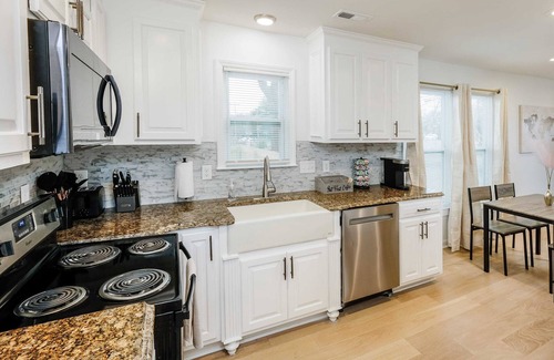 Mount Mourne House | 5 min Walk to DT Davidson| Firepit, Pet Friendly