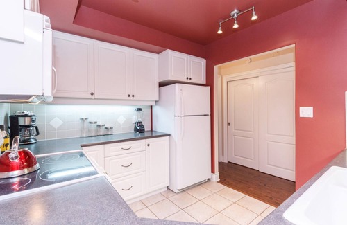James Bay Condo | 5 min walk to famous Victoria Inner Harbour and Empress Hotel