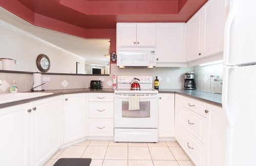 James Bay Condo | 5 min walk to famous Victoria Inner Harbour and Empress Hotel