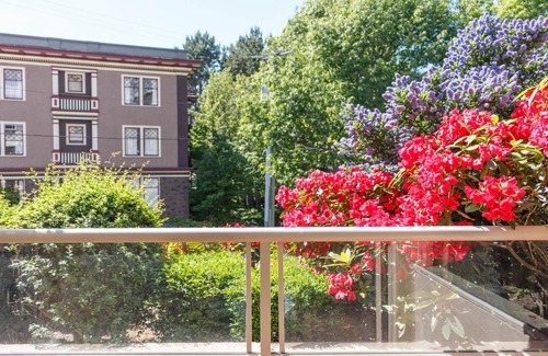 James Bay Condo | 5 min walk to famous Victoria Inner Harbour and Empress Hotel