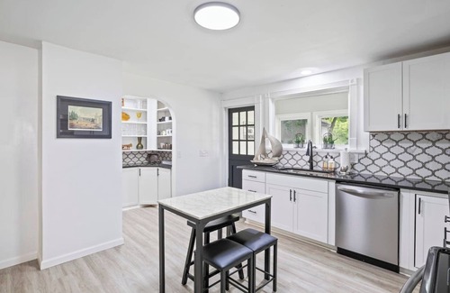Canandaigua House | 5 Mins CDGA Wedding Venues | 4 BR | Walk to Town