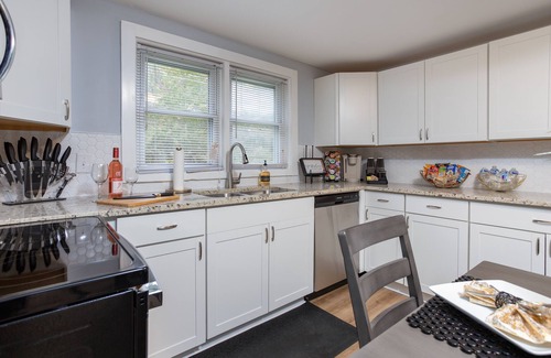 Mebane Apartment | 5 mins fr Downtown Mebane + Parking