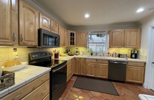 Parrot Cove House | 5 Mins to Beach and Golf, 20 mins to Wellington!