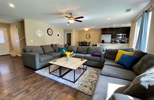 Stockton House | 5 mins to DT and the Water! Parking. A/C. Backyard