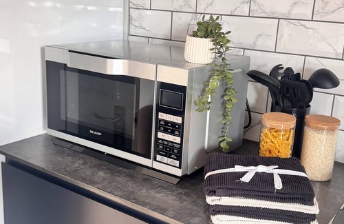 Thamesfield Apartment | 5 mins to Fulham, Sleeps 6, Deluxe Suite 60"TV + Netflix + Games ShortStays