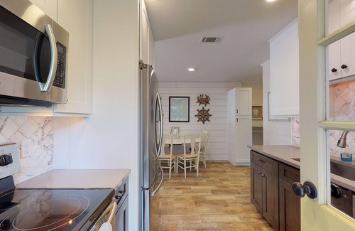 Saint Simons Island Cottage | 5 Minute Stroll To Beach! Newly Renovated And Listed. Professionally Decorated