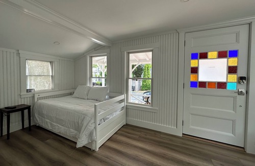 East Chop House | 5 minute walk to Oak Bluffs Town, AC, WiFi, new renovation, pet friendly