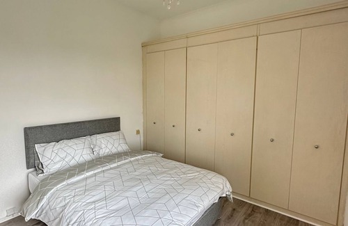 Bolton House | 5 minutes drive to bolton stadium! Family sized house with slit of space