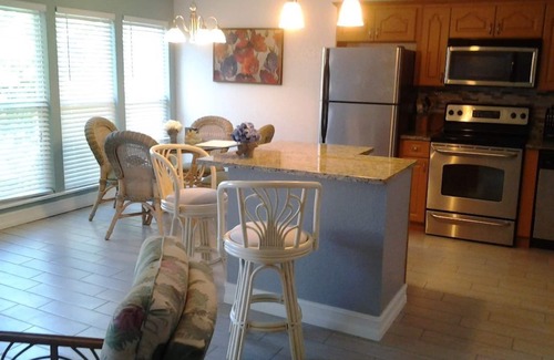 Gulf Gate Estates Condo | 5 minutes drive to nr Siesta Key 1/1 Large condo. The pool heated