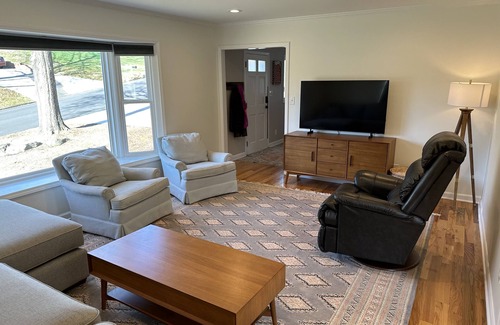 High Point House | 5 minutes from Furniture Market! 4 bed 2 1/2 bath house in a quiet neighborhood