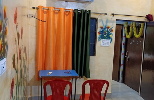 Varanasi House | 5 minutes from Ghats! Spacious Family-Sized rooms, centrally located in the city