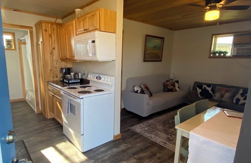 Burns Cottage | 5 minutes from town, lots of space for pets to run, quiet and private!