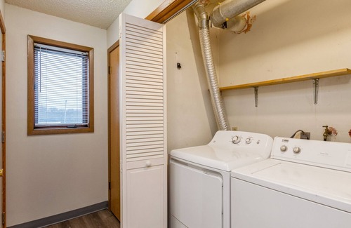 Weber Condo | 5 minutes to all your sporting needs, U of I Hospital and down town! 808WW