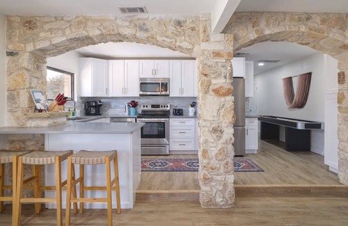 Leander House | 5 Minutes to Lake Travis. Sleeps 20 with Community Pool Pickleball and Fire Pit.