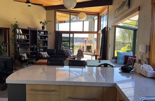 Whitianga House | 5 minutes walk to the beach and Lost Spring. Nicely located to all amenities.