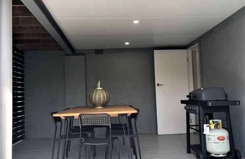 Merewether House | 5 Star 3 Bedroom House close to Merewether Beach