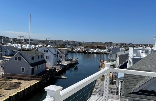 Normandy Beach House | 5 Star Luxury Waterfront Beach House-Easy Bay Access from Lagoon