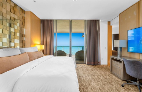 Bal Harbour Hotel | 5 Star★Ocean Front 1478 Sq Ft Plus two large balconies Apartment sleeps 4-5