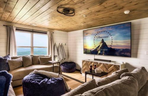 Gatlinburg - Pigeon Forge Ski Chalet | 5 Suites - 180 View - Pool-Spa-Theater - Fireplace