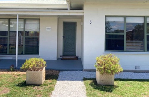Lacepede House | 5 Wilhelmina Street - Beautiful spacious pet friendly home
