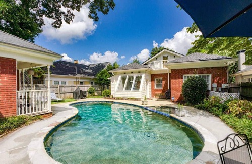 Atkins Park House | 50% off Tues&Wed's in July! WALK 2 Food/Drinks/Parks/ Pet Friendly fenced yard w/ PRIVATE POOL.