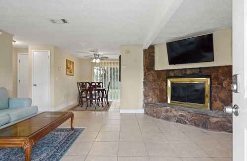 Sandalwood House | 50" Smart TV Comfortable Home in Great Location