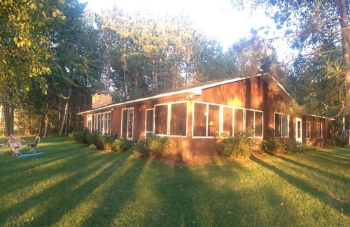 Chief Lake House | 500' Lakeshore, 2 Docks, Sand Beach, Sleeps 10, A/C, Pontoon Boat for Rent