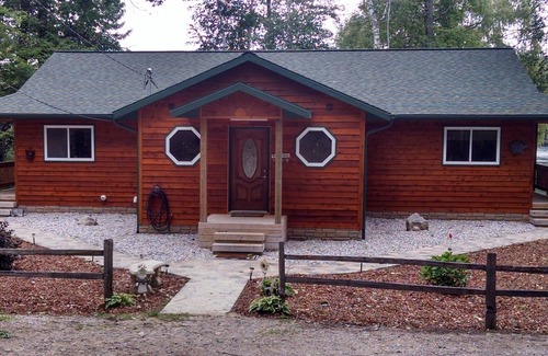 Mayfield House | 50ft TO WATER~GREAT LOCATION~STOCKED WITH CONVENIENCES!nLicense #008922