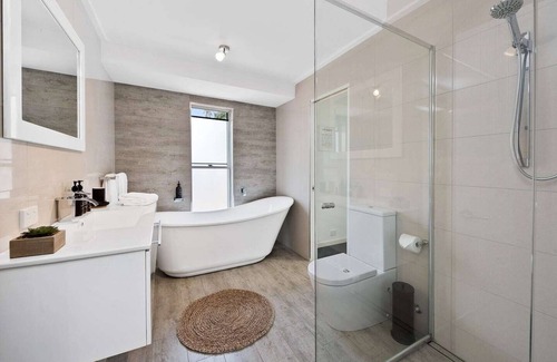 Castaways Beach Apartment | 56 Wavecrest Drive, Castaways Beach