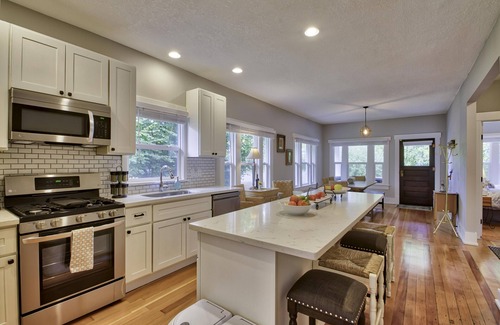 Northwest Olympia House | 5bdrm Craftsman with a hot tub and BBQ in a wonderful neighborhood