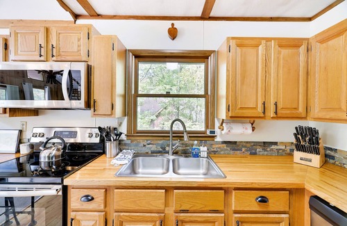 Lake Harmony Estates Ski Chalet | 5Bedroom Lake Harmony Charmer Sleeps14~Beach~Hottub~Bar~Arcade