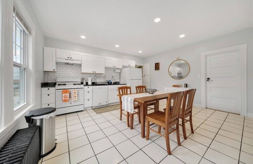 Allston Apartment | 5BR 2BTH Bright & Spacious Apt in Brighton