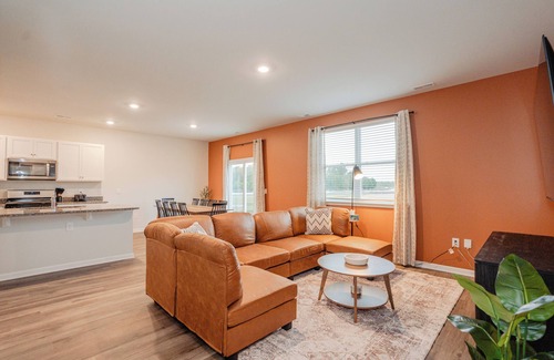 Wilmington House | 5BR/3B, Sleeps 13, Pets+, Garage - Orange