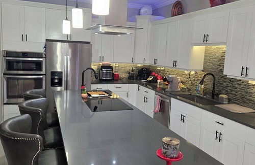 Central Naples House | 5BR/6BTH Heated Pool/Spa Home 1 Mile to Beach! 5 min to Downtown Naples