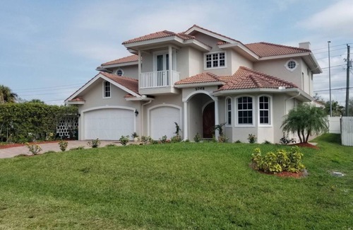Central Naples House | 5BR/6BTH Heated Pool/Spa Home 1 Mile to Beach! 5 min to Downtown Naples